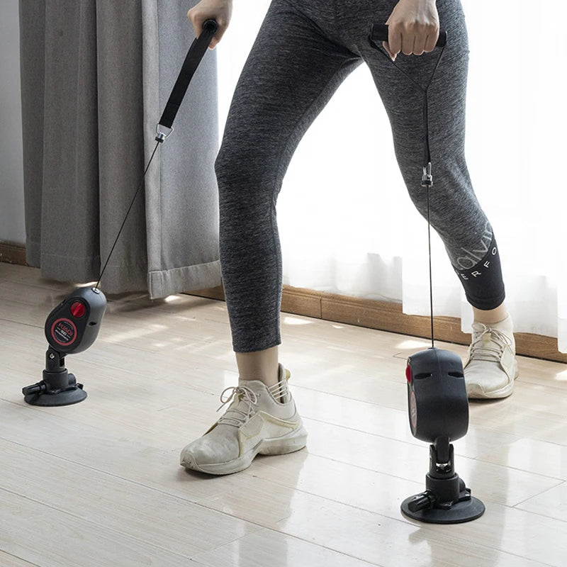 Fitness -Trainer mit Seilzug und Saugnapf