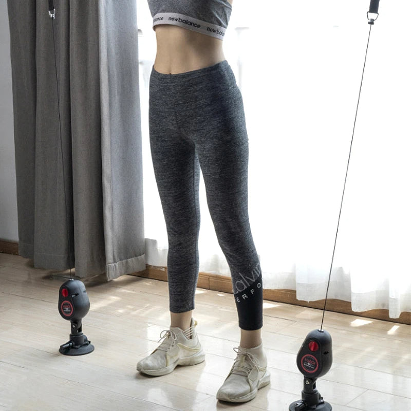 Fitness -Trainer mit Seilzug und Saugnapf